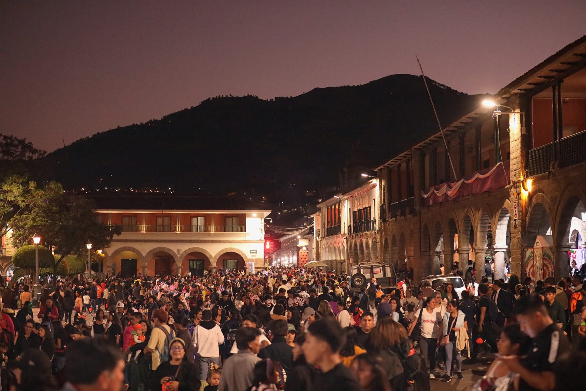 El consumo familiar durante las celebraciones dinamiza la economía local y genera empleos temporales en diversos sectores.