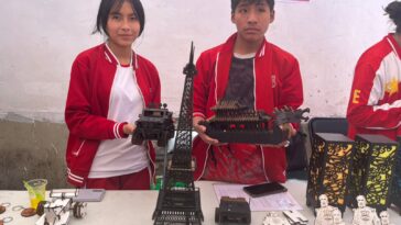 La iniciativa permite a los jóvenes elaborar productos personalizados y resistentes, reemplazando el uso de plásticos y generando ingresos propios.