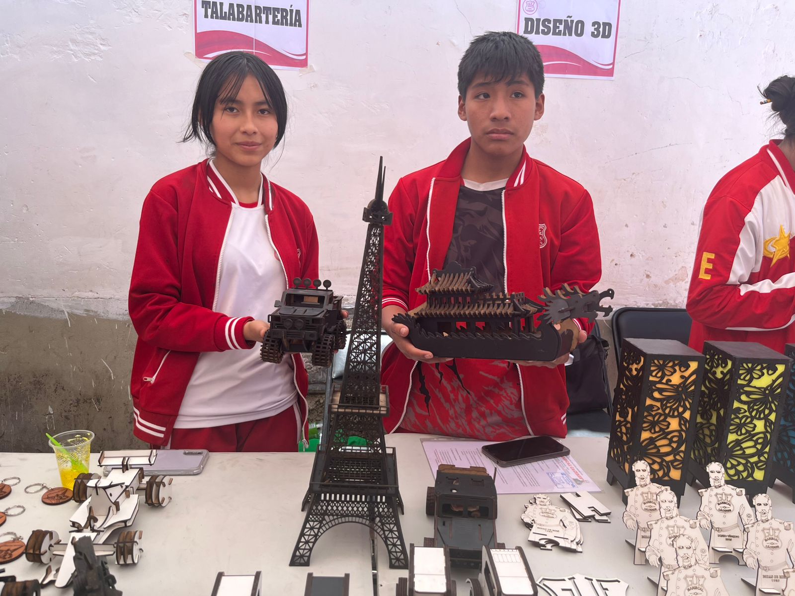 La iniciativa permite a los jóvenes elaborar productos personalizados y resistentes, reemplazando el uso de plásticos y generando ingresos propios.