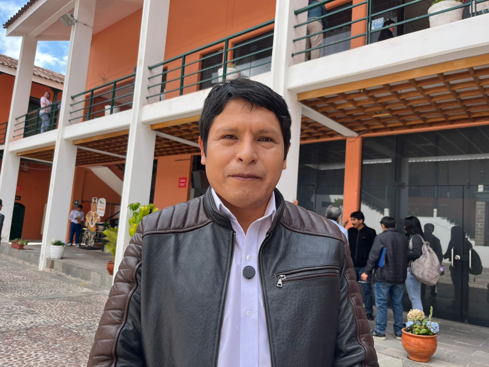 El regidor César Murillo cuestionó que la comuna haya destinado recursos a contrataciones innecesarias y gastos superfluos en lugar de priorizar obras para la población.