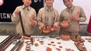 Un grupo de 18 alumnos desarrolla productos de cuero con miras a captar el interés de turistas