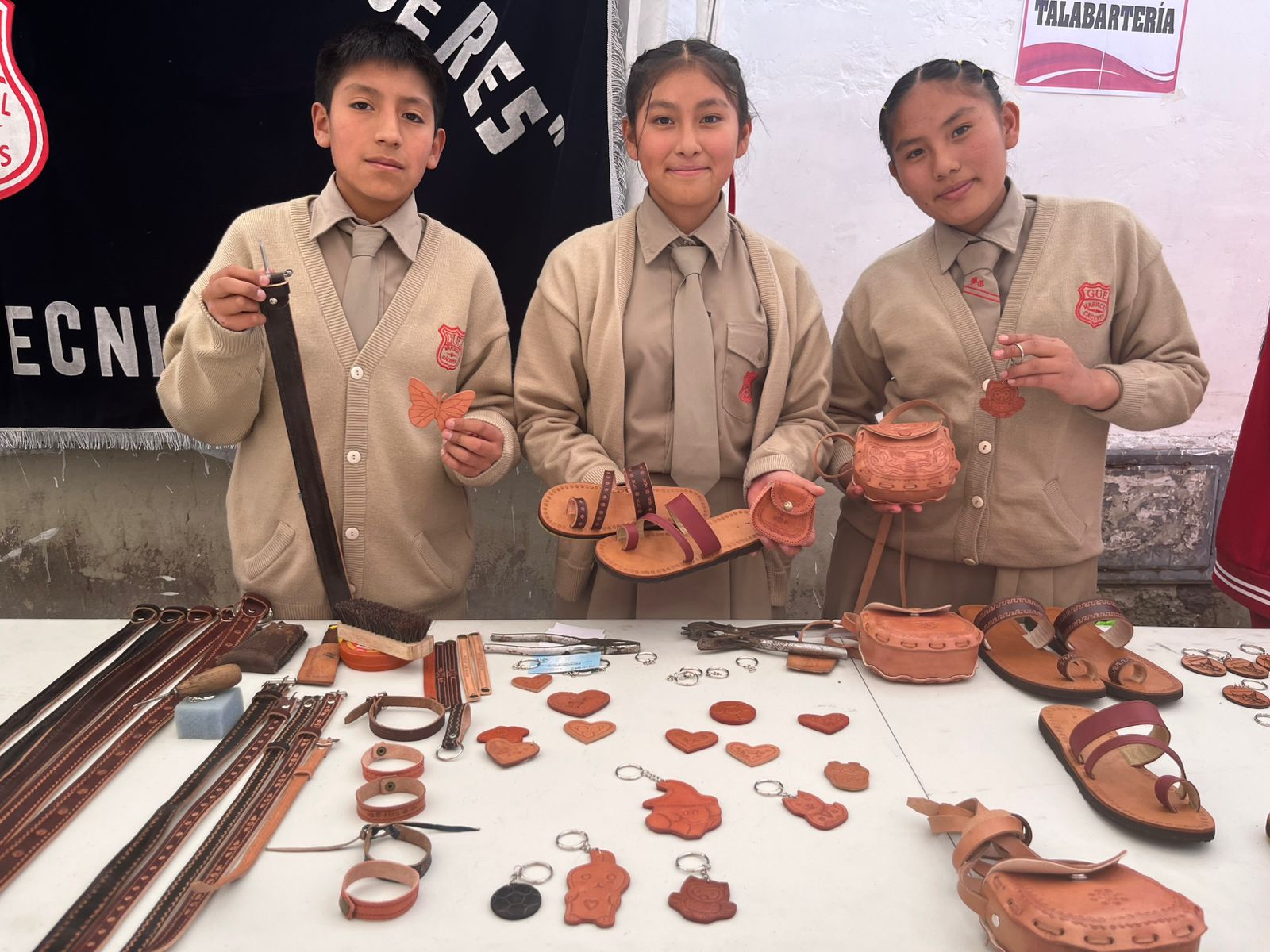 Un grupo de 18 alumnos desarrolla productos de cuero con miras a captar el interés de turistas