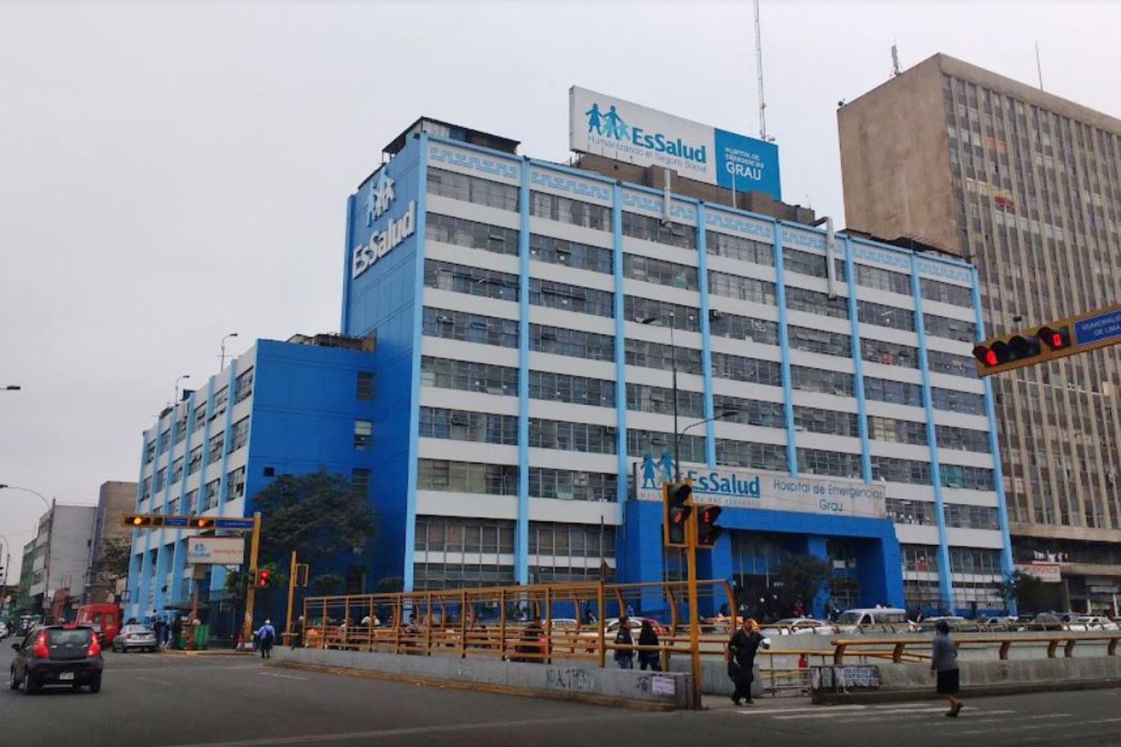 Informe del IPE revela que el gasto en sueldos de EsSalud aumentó 27 % en una década, pero los servicios no mejoran: los pacientes esperan más y el sistema solo ofrece 7 camas por cada 10,000 asegurados.