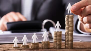 ComexPerú alerta que el aumento de sueldos en el Estado duplica al del sector privado y advierte que un gasto ineficiente puede afectar la estabilidad económica del país.