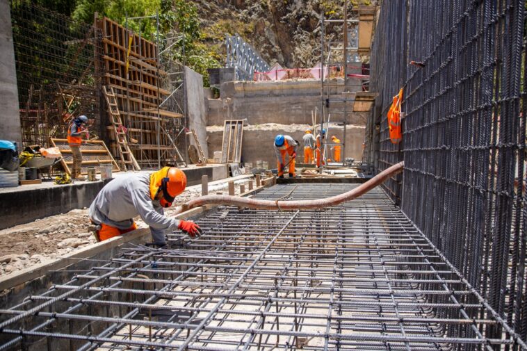 El IPE advierte que, aunque el Estado y las empresas privadas impulsan más proyectos que nunca, la burocracia y los constantes cambios de ministros frenan su avance.