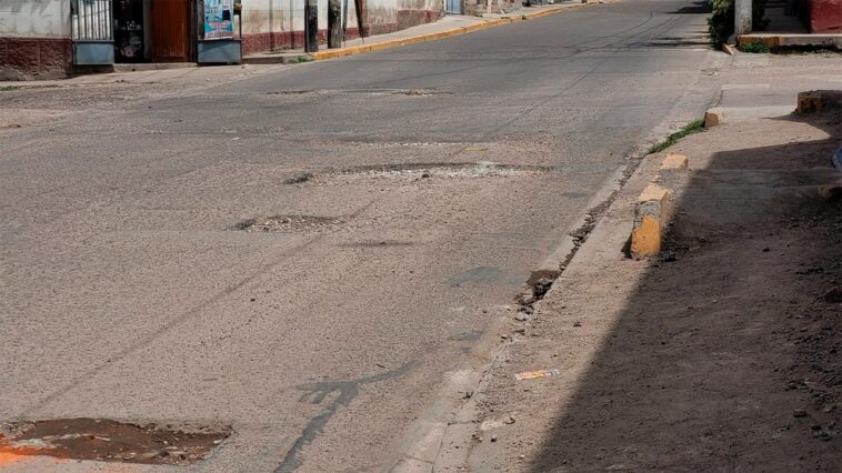 La vía, reparada hace siete meses, presenta huecos y desniveles que dificultan el tránsito en plena zona urbana.