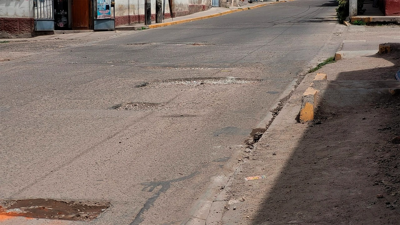 La vía, reparada hace siete meses, presenta huecos y desniveles que dificultan el tránsito en plena zona urbana.