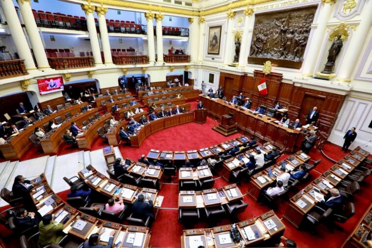 Desde el Congreso se vienen aprobando leyes que aumentan el gasto público sin decir de dónde saldrá el dinero. Economistas alertan que esto puede afectar los servicios públicos, aumentar la deuda y poner en peligro la estabilidad del país.