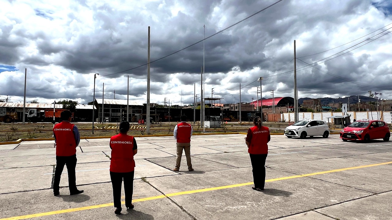 La segunda irregularidad detectada se relaciona con la firma de una adenda (una modificación al contrato original) que también favoreció al contratista de forma irregular.