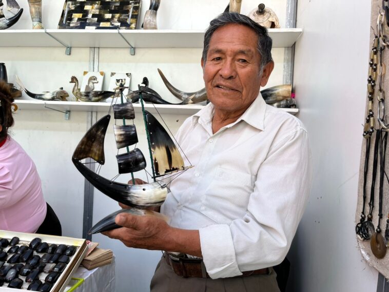 Desde Sucre, Ruperto Salazar transforma el cuerno de toro en piezas únicas y con su arte educa a sus hijos y preserva una tradición que está desapareciendo.