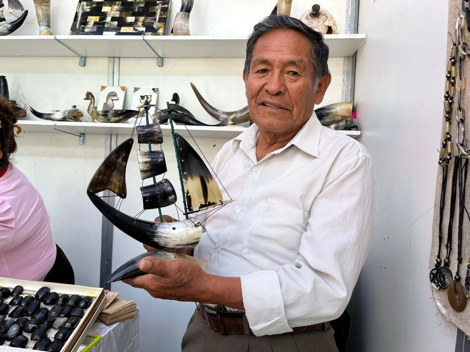 Desde Sucre, Ruperto Salazar transforma el cuerno de toro en piezas únicas y con su arte educa a sus hijos y preserva una tradición que está desapareciendo.