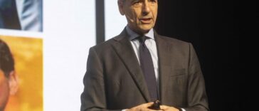 El decano de la Facultad de Políticas Públicas de la LSE advirtió que la inestabilidad institucional amenaza el crecimiento sostenido y el futuro democrático del país.