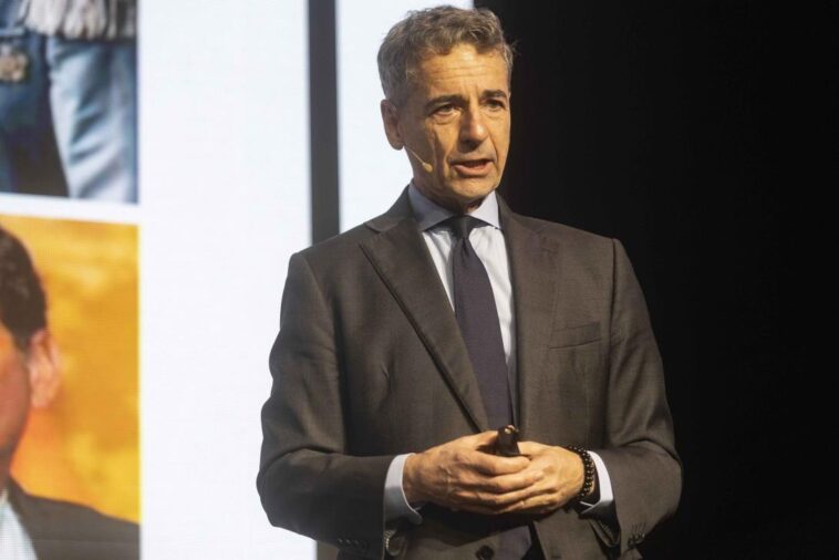 El decano de la Facultad de Políticas Públicas de la LSE advirtió que la inestabilidad institucional amenaza el crecimiento sostenido y el futuro democrático del país.