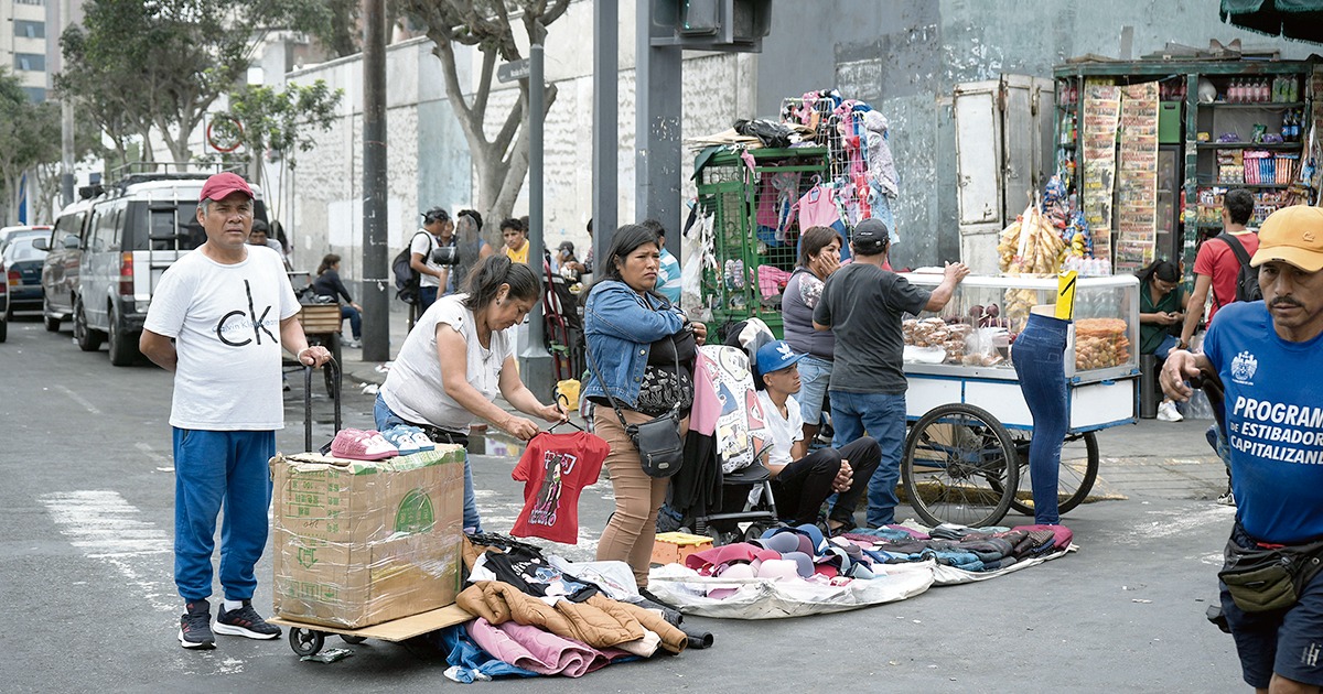Siete de cada diez jóvenes trabajan sin protección laboral. La sierra sur concentra las tasas más altas de informalidad y los ingresos más bajos.